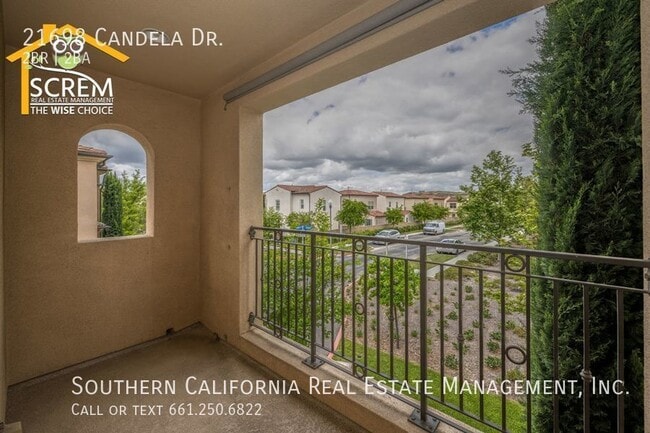 Building Photo - Updated Two Bedroom Detached Home in Gated...