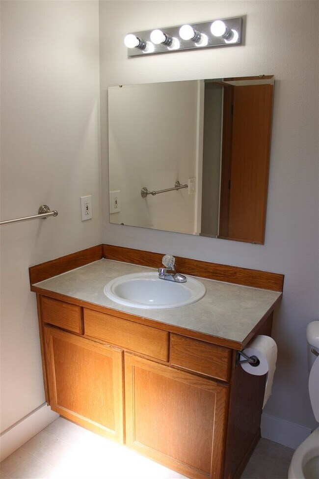 Building Photo - 3 Bedroom, 2 Bathroom House in Burlington!