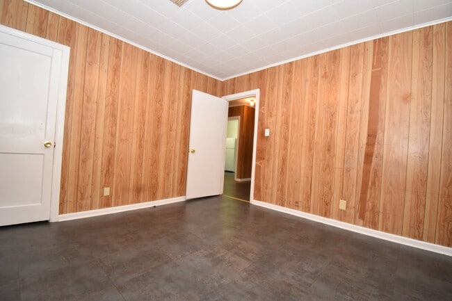 Building Photo - Spacious 3 Bedroom House