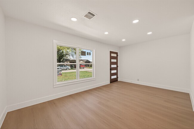 Building Photo - 3209 McCrarey Dr