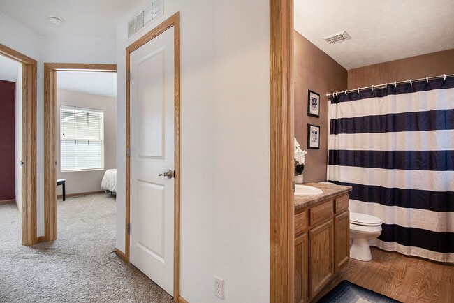 Building Photo - Clean Northwest 2 bed 2 Bath 2 Car Garage ...