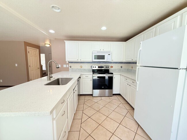 Building Photo - Beautiful 3 Bedroom Beaverton Home with New Carpet and Large Fenced in Backyard!
