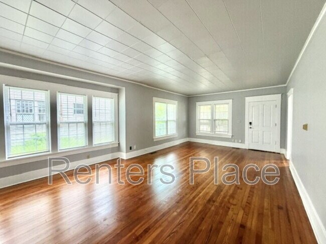 Building Photo - 204 S Birch St