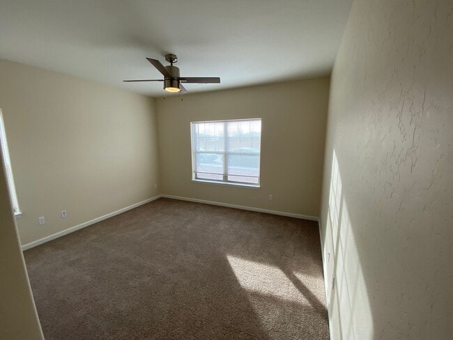 Building Photo - 3 Bedroom 2 Bath Single story end unit.