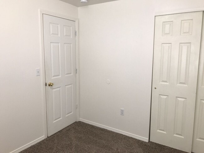 Building Photo - Remodled Duplex