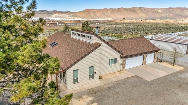 Building Photo - FULLY FURNISHED HOME in a PEACEFUL RANCH-STYLE SETTING with MOUNTAIN VIEWS & MODERN UPGRADES IN S...