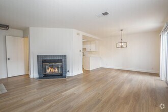 Building Photo - Townhome in Lake Forest