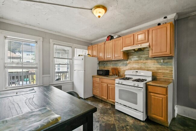 Building Photo - 198-200-200 Blossom St