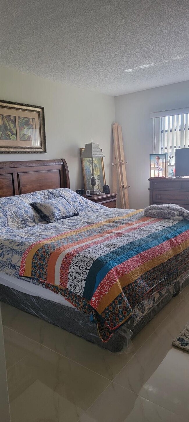 Building Photo - 1800 NE 39th Ct