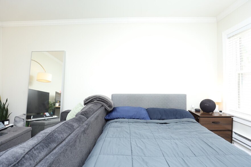 Building Photo - 646 W Roscoe St