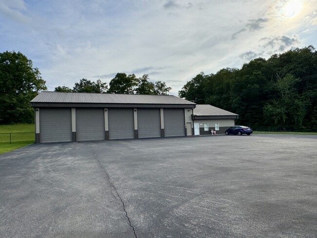Building Photo - 1220 Davis Ferry Rd