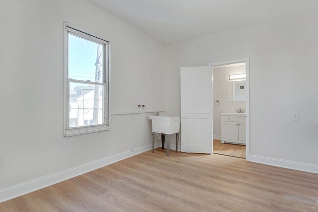 Building Photo - Updated 2 Bed, 1.5 Bath Home in Bloomfield...