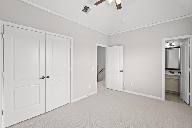 Building Photo - 3101 Fairdale Oaks E