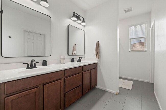Building Photo - 10020 E CAMELBACK TR