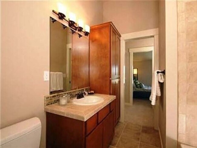 Building Photo - Beautiful townhouse 3 beds 2.5 baths.