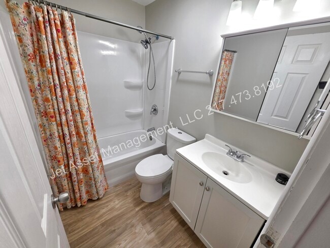 Building Photo - 3 bed, 1.5 baths, 2 car garage, fenced yard!