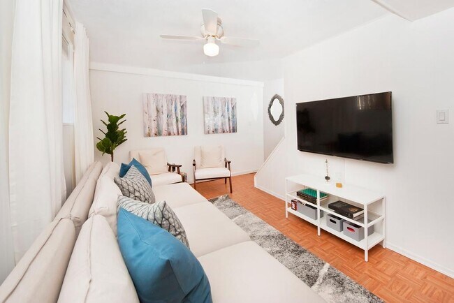 Building Photo - 1 Saddlewood Ct