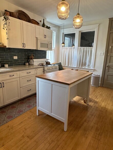 Building Photo - 2333 S Hoyne Ave