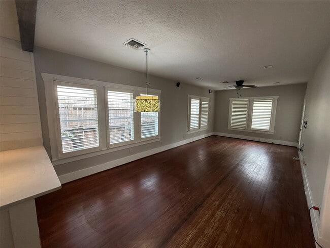 Building Photo - 305 Enid St