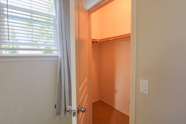 Building Photo - 4 bedroom 2.5 bathroom condo in Broad Street Village Complex