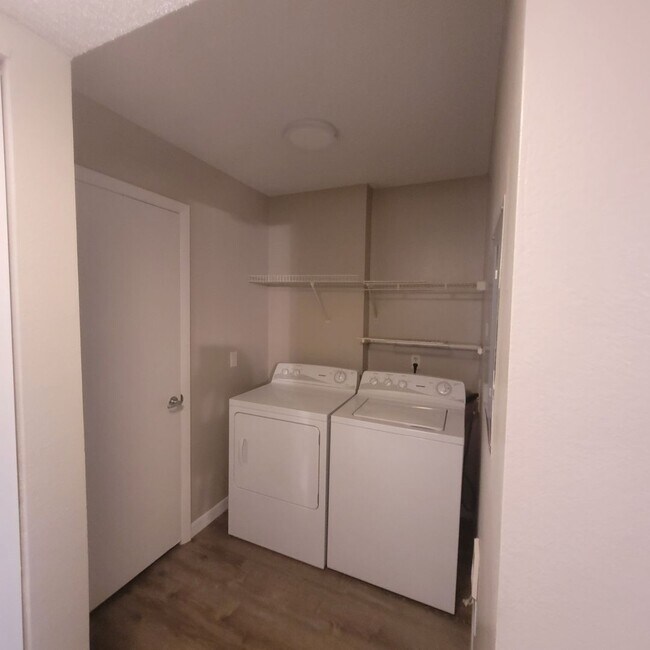 Building Photo - 1/1 condo on ground floor available now in Rockledge