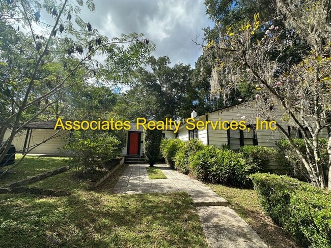 Building Photo - Large House, Close to Campus
