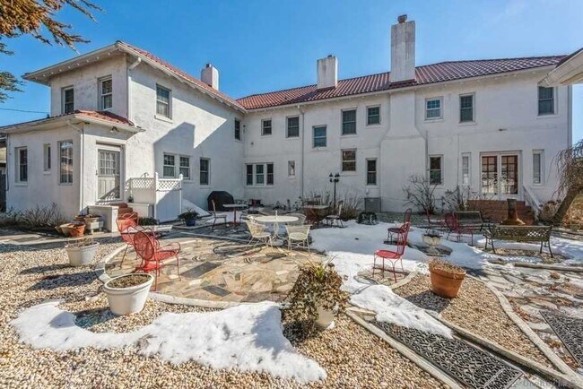 Building Photo - 161 W Beech St