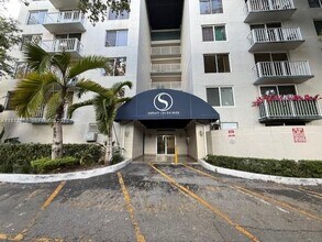 Building Photo - 1720 NW N River Dr