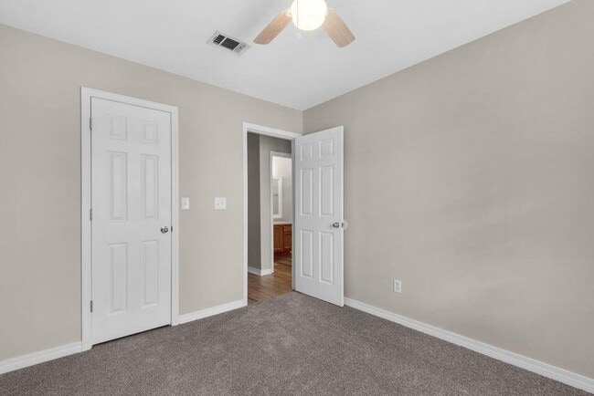 Building Photo - 924 Emily Cir