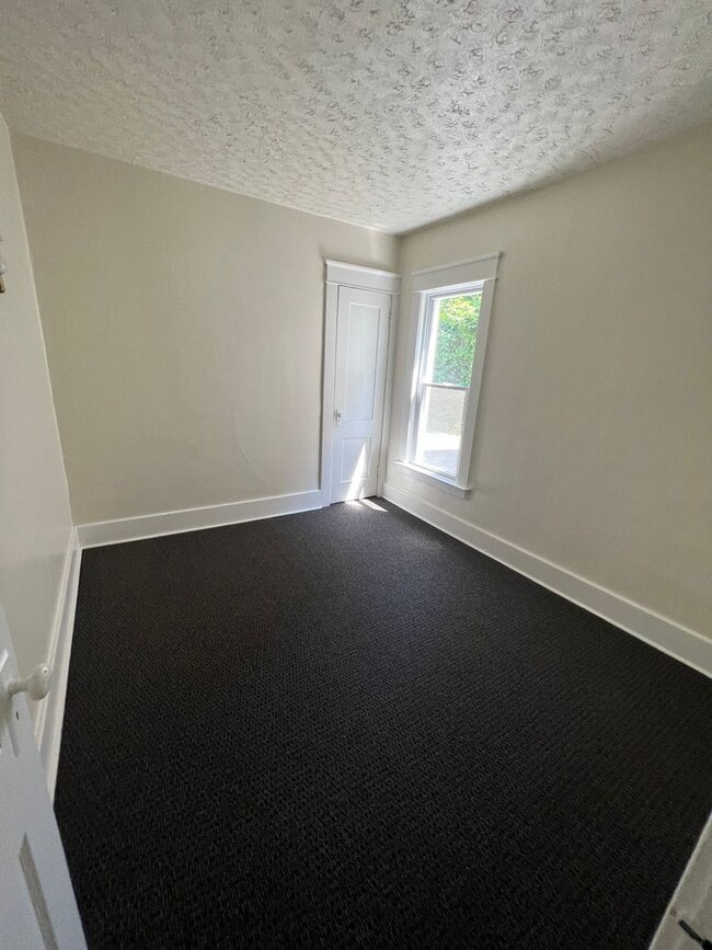 Building Photo - 454 W 2nd St