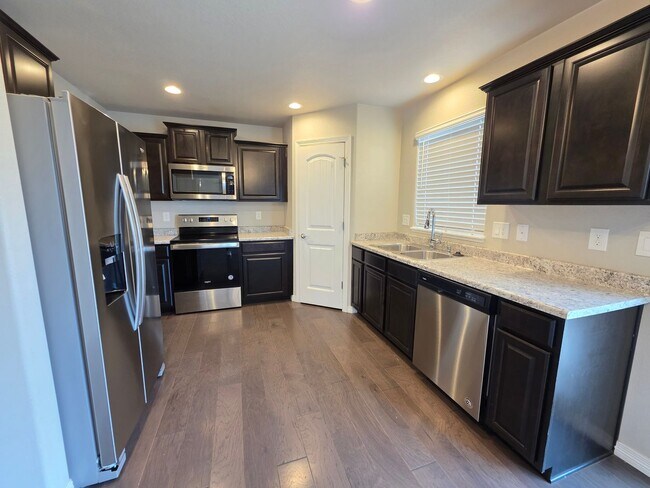 Building Photo - 3 Bed 3 bath house in Lorson Ranch!