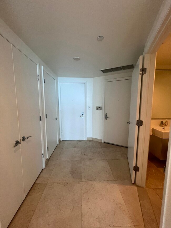 Building Photo - 17001 Collins Ave