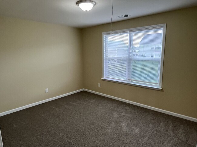 Building Photo - Spacious 4 Bed + Bonus Room Home in Concord