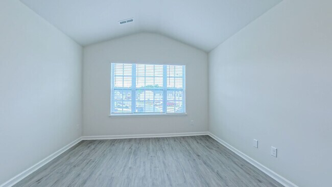 Building Photo - Spacious Townhome!
