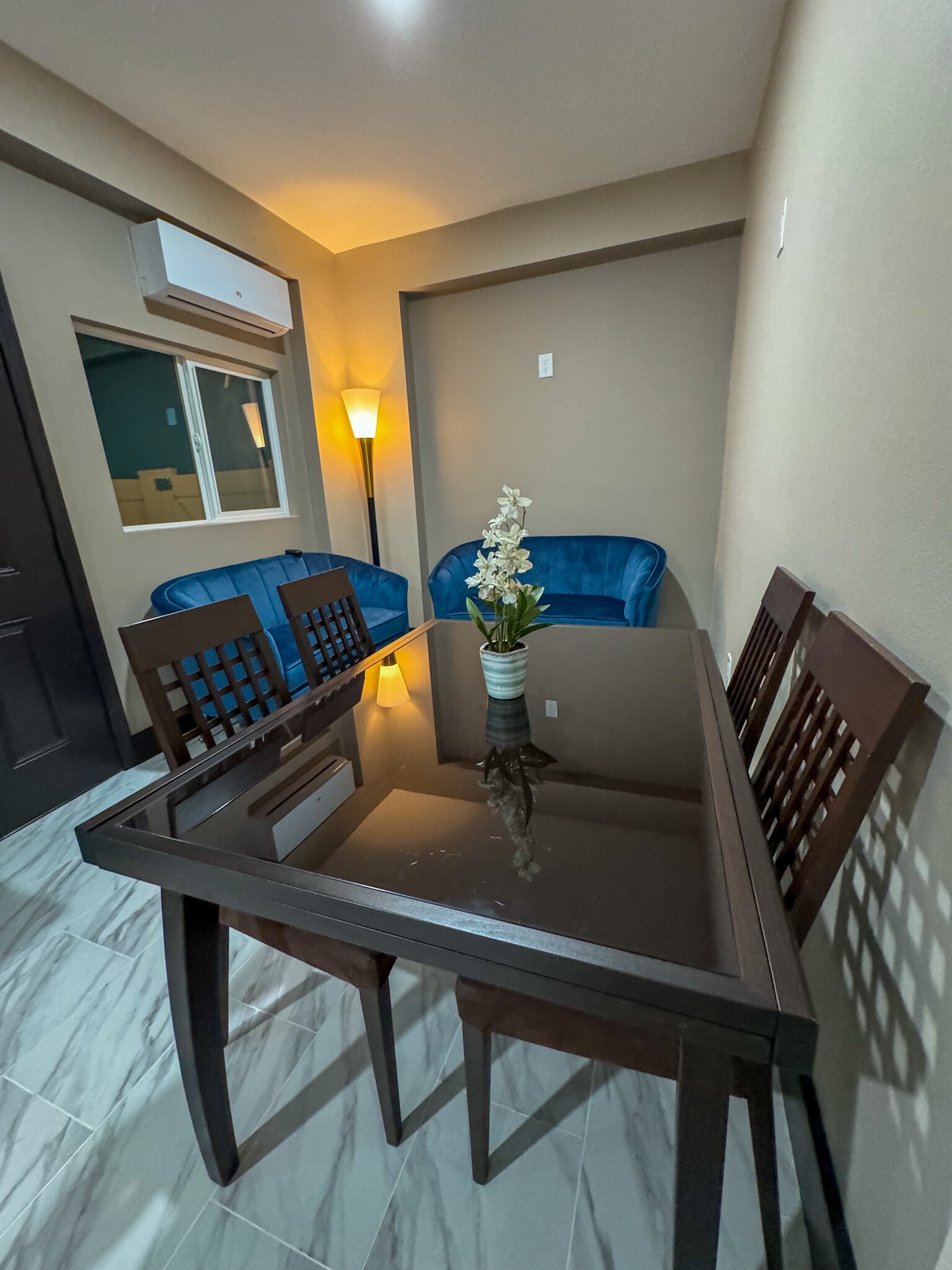 Beautiful 1 bedroom apartment with small kitchen & bathroom. Quiet street. Secured property. - 1679 Brockton Ln
