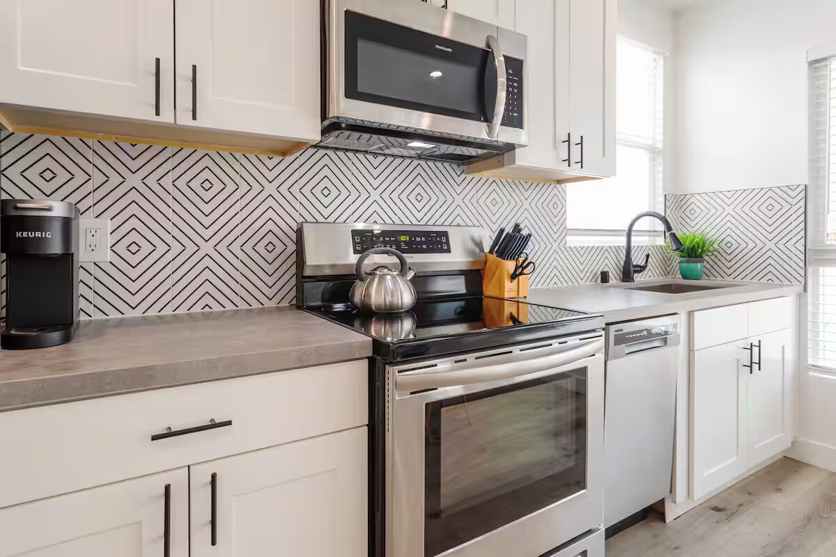 Building Photo - 331 1/2 N Alexandria Ave