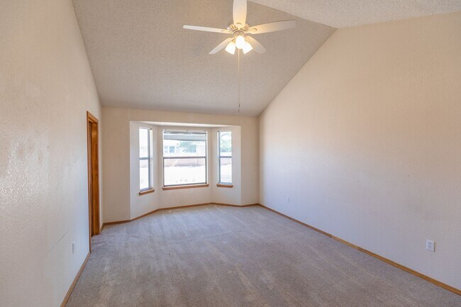 Building Photo - 3 Bedroom 2 Bath Home