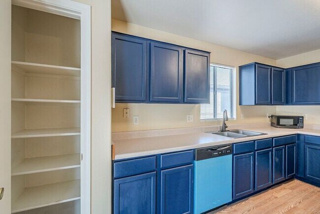 Building Photo - Pending/ Rented - Spacious 3-Bed Tucson Re...