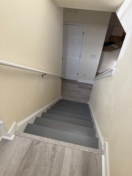 Building Photo - 834 Indianola Ct