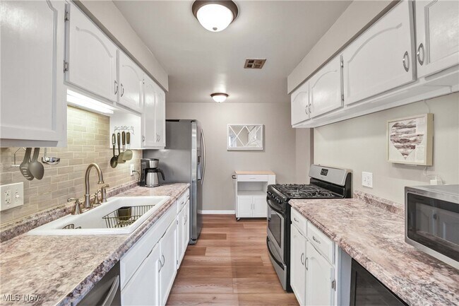 Building Photo - 12900 Lake Ave