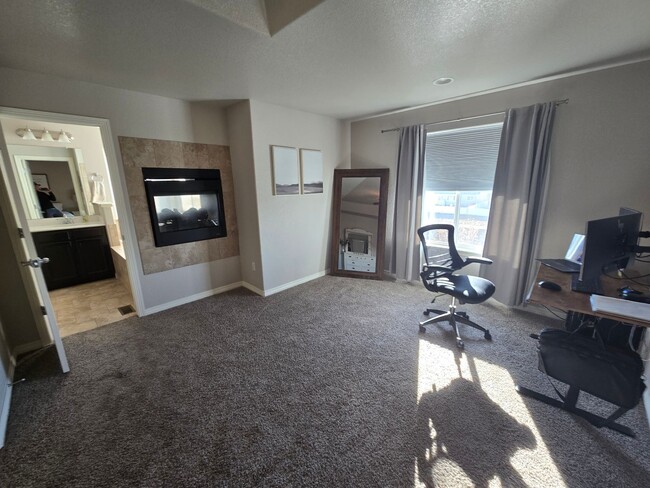 Building Photo - Spacious 4BR with Modern Upgrades and Comp...