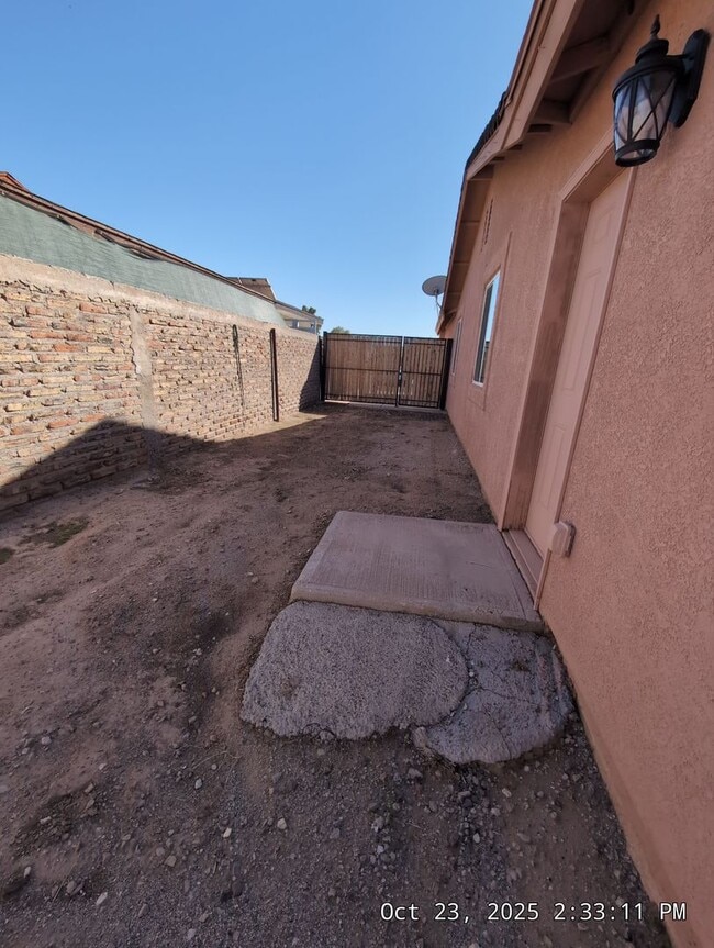 Building Photo - Welcome to your new cozy, immaculate and spacious home!