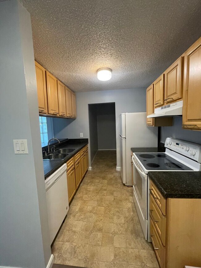 Building Photo - NEWPOINTE CONDO