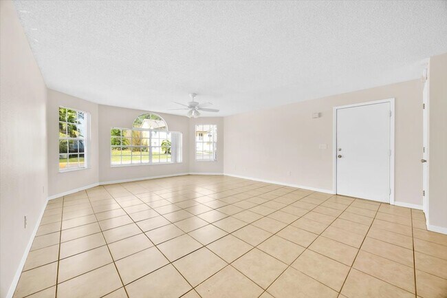 Building Photo - 2035 Royal Bay Blvd