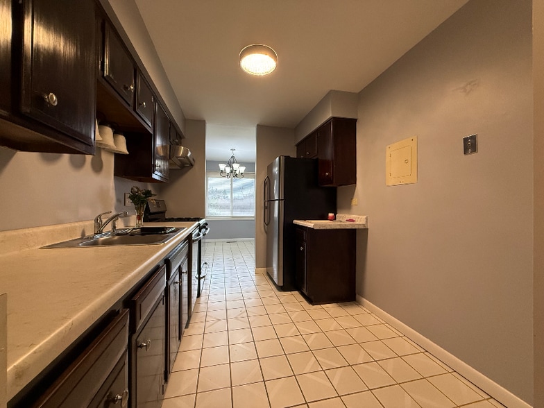 Building Photo - 3108 Roberts Dr