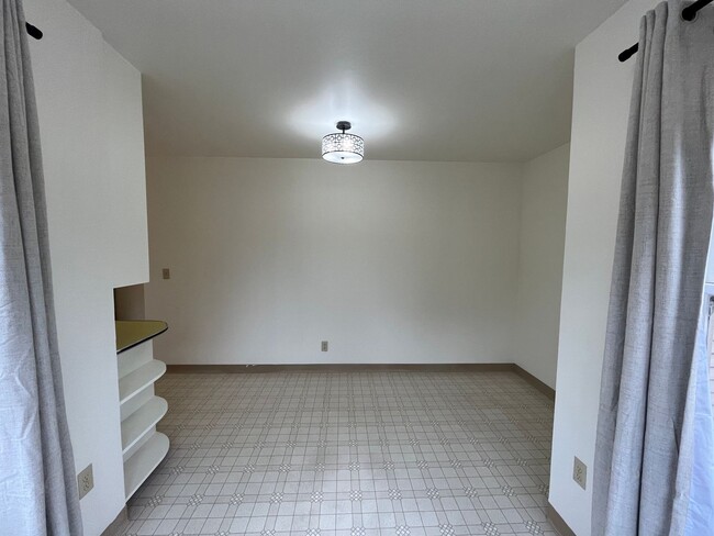 Building Photo - Well located 3/1, garage, laundry room, HU...