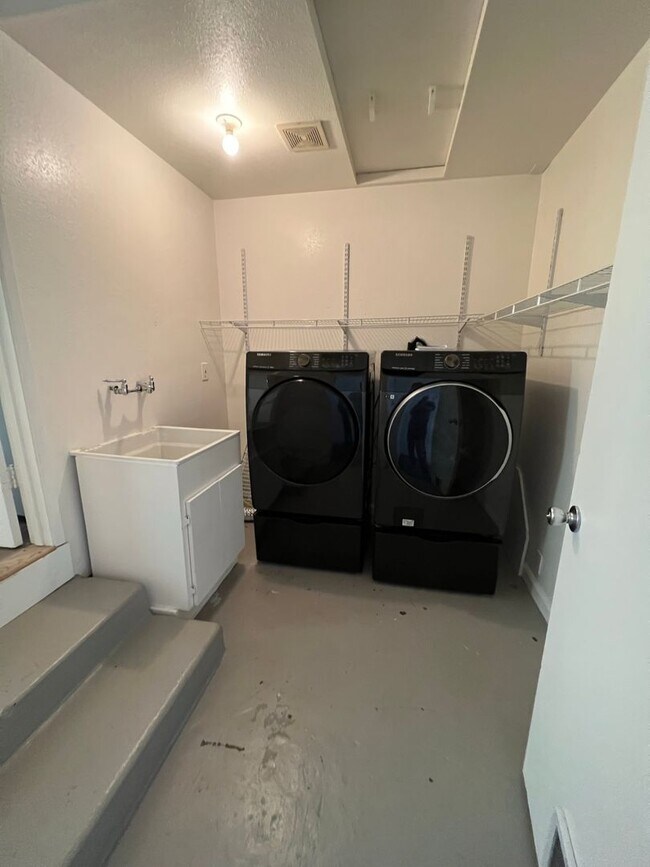 Building Photo - 4bd 3 bath