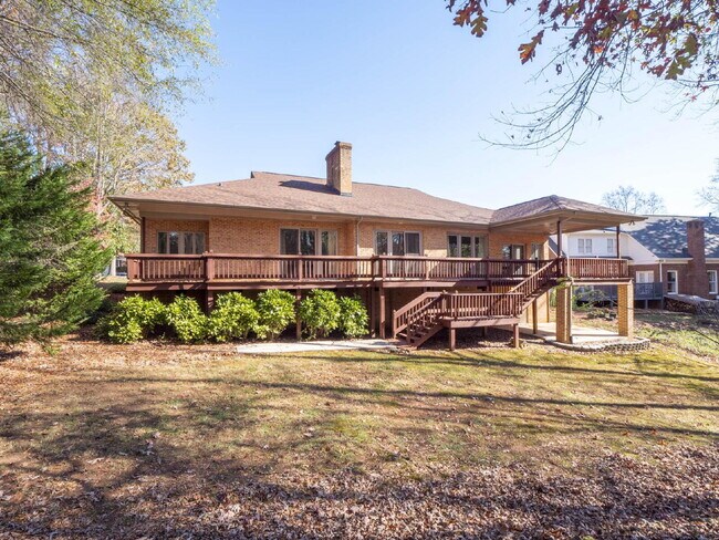 Building Photo - The Mylandia | Beautiful and spacious University City – Charlotte house with a backyard, offering...