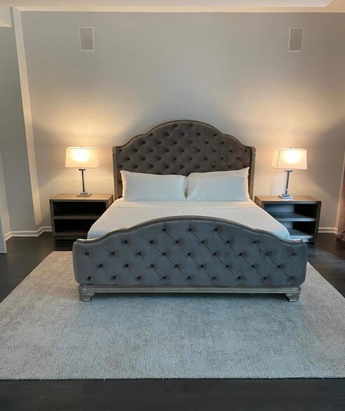 Building Photo - 32 E Bellevue Plz