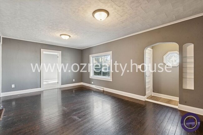 Building Photo - 1647 Eleanor Ave